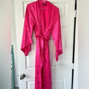 Stunning vibrant silky calf length robe w 2 pockets and belt sash. Gorgeous.
